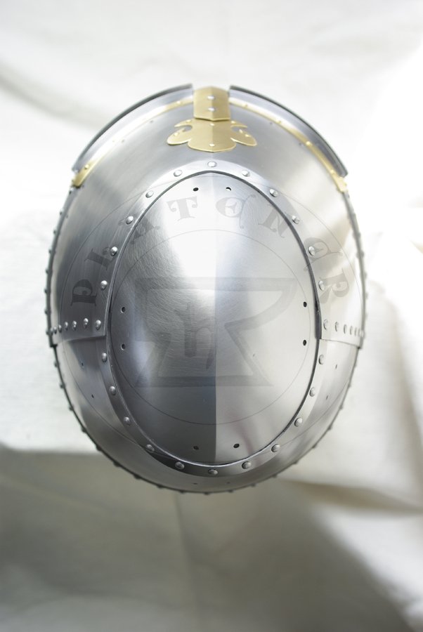 Hem wielki datowany na poow XIV wieku. Hartowany i odpuszczany do twardoci 30 HRC./Great helm dated for half of XIV c. Heat hardened and tempered up to 30 HRC.